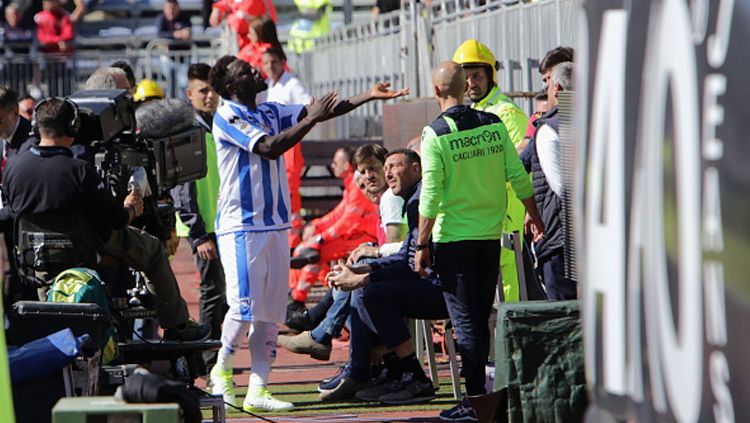 Muntari mencoba mengonfrontasi suporter Cagliari yang menurutnya melakukan tindakan rasis. Copyright: © Enrico Locci/Getty Images