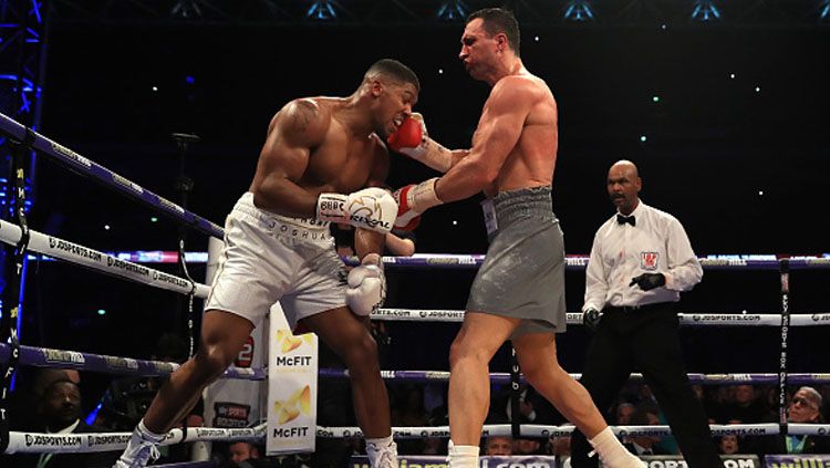 Wladimir Klitschko melepaskan pukulan ke muka Anthony Joshua. Copyright: © Richard Heathcote/Getty Images