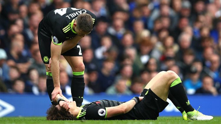 Pemain andalan Chelsea, David Luiz tengah terkapar karena cedera di laga kontra Everton. Copyright: © Clive Brunskill/Getty Images