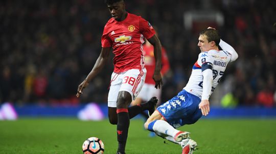 Aksi Axel Tuanzebe kala melawan Wigan Athletic di putaran ke-4 Piala FA. Copyright: © Gareth Copley/Getty Images