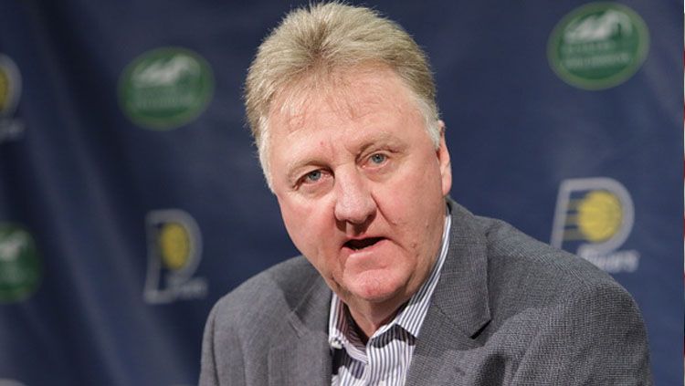 Larry Bird dalam konferensi pers. Copyright: © Ron Hoskins/NBAE via Getty Images