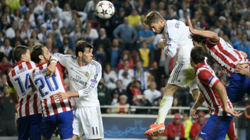 Gol tandukan Sergio Ramos di menit akhir babak kedua, yang memaksa perpanjangan waktu di final Liga Champions musim 2013/14 melawan Atletico Madrid. Copyright: © MIGUEL RIOPA / Stringer / Getty Images