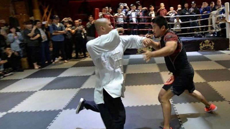 Situasi laga antara seorang ahli tai chi melawan petarung MMA. Copyright: © scmp.com
