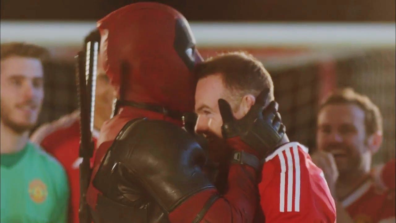Wayne Rooney dipeluk oleh Deadpool dalam studio 20th Century Fox. Copyright: © Sportskeeda