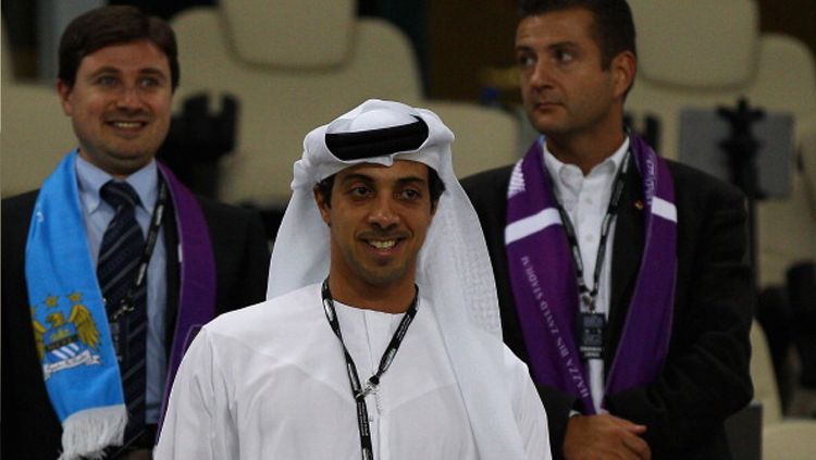 Sheikh Mansour, pemilik klub Liga Inggris, Manchester City, tak keberatan menggelontorkan uang ketimbang harus menerima hukuman UEFA. Copyright: © Nel/Getty Images