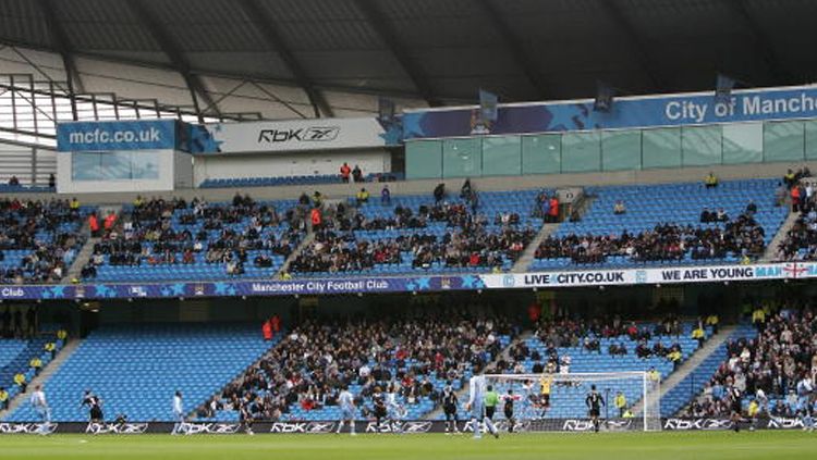 Kekosongan Etihad Stadium saat Manchester City menghadapi Fulham. Copyright: © Laurence Griffiths/Getty Images