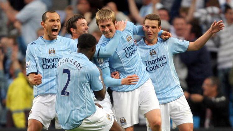 Pemain-pemain Manchester City menyambut gol Michael Johnson. Copyright: © ANDREW YATES/AFP/Getty Images