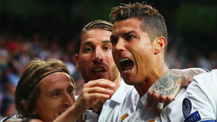 Megabintang Real Madrid, Cristiano Ronaldo melakukan selebrasi setelah mencetak gol ke gawang Atletico Madrid. Copyright: © Clive Rose/Getty Images