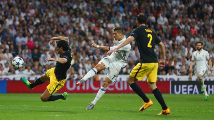 Cristiano Ronaldo ketika mencetak gol kedua Real Madrid di semifinal leg pertama Liga Champions kontra Atletico Madrid. Copyright: © Lars Baron/Getty Images