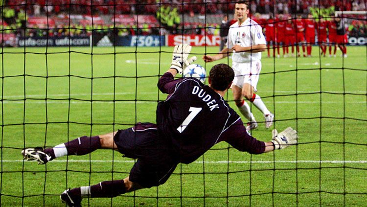 Jerzy Dudek saat menahan tendangan dari Andrei Shevchenko. Copyright: © Matthew Ashton - EMPICS/PA Images via Getty Images