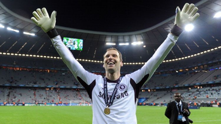 Selebrasi Petr Cech saat berseragam Chelsea. Copyright: © PATRIK STOLLARZ/AFP/GettyImages