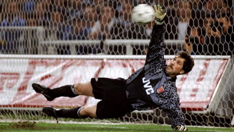 Aksi penyelamatan David Seaman saat melawan Sampdoria. Copyright: © Gary M Prior/Allsport