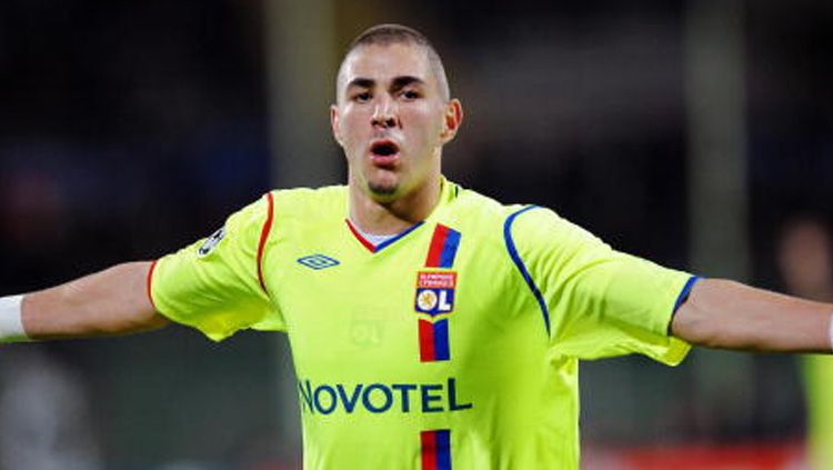 Karim Benzema saat masih berseragam Olympique Lyon. Copyright: © VINCENZO PINTO/AFP/Getty Images