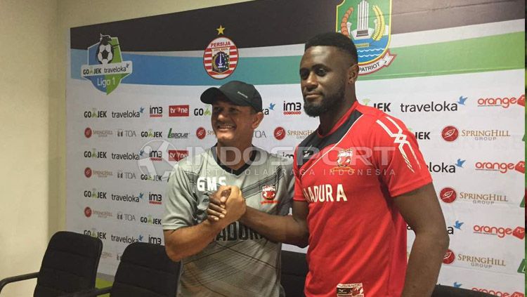 Pelatih Madura United, Mario Gomes de Olivera dan pemain anyarnya, Boubacar Sanogo. Copyright: &copy; Muhammad Adiyaksa/INDOSPORT