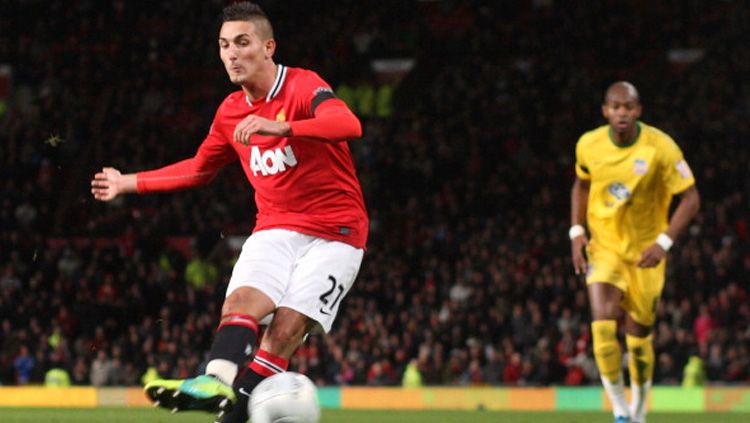 Federico Macheda saat menendang bola tatkala membela Manchester United. Copyright: © John Peters/Man Utd via Getty Images