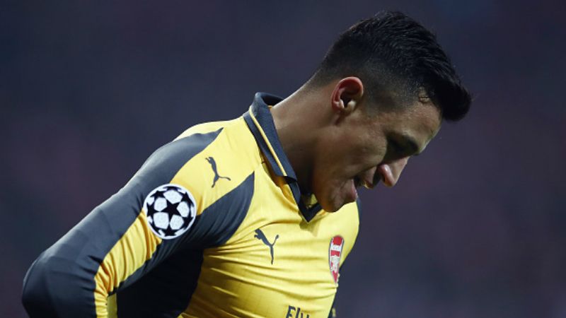 Alexis Sanchez tertunduk lesu setelah kalah atas Bayern Munchen di perdelapanfinal Liga Champions. Copyright: &copy; Alex Grimm / Staff / Alexis Sanchez