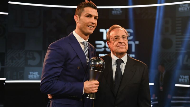 Florentino Perez (kanan) bersama dengan Cristiano Ronaldo. Copyright: © Mike Hewitt - FIFA / Contributor / Getty Images