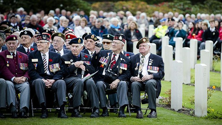 Veteran dan cucu-cucu prajurit maupun korban perang menghadiri Upacara Peringatan Perang Dunia II. Copyright: © Squawka/Gettyimages