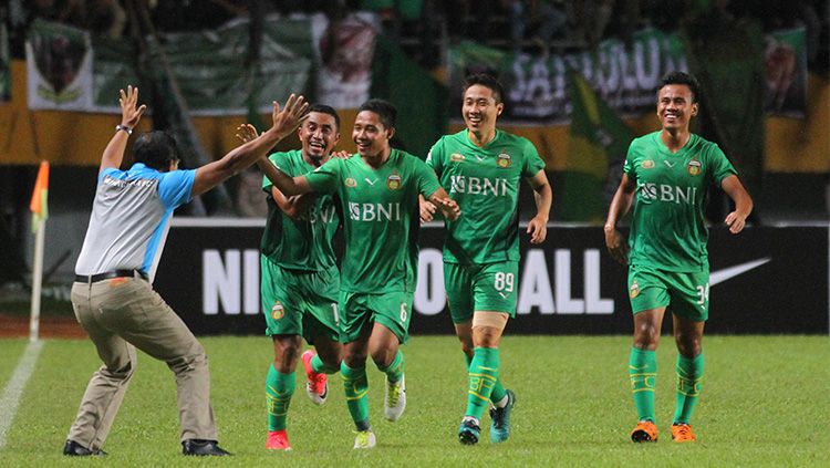 Para penggawa Bhayangkara FC saat merayakan gol Evan Dimas. Copyright: &copy; Bhayangkara FC