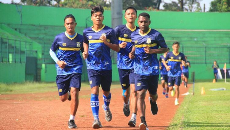 Para pemain Persiba Balikpapan saat menjalani sesi latihan jelang hadapi PS TNI. Copyright: &copy; Teddy Rumengan/INDOSPORT