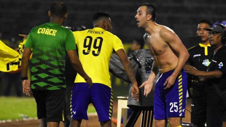 Insiden lepas jersey Goran Gancev. (Copyright: Surya.co.id - Tribunnews) Copyright: © Surya - Tribunnews