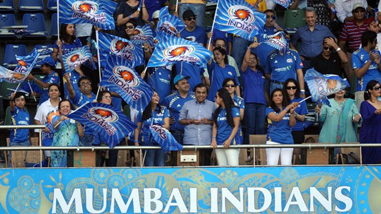 Mukesh Ambani (tengah, kemeja biru muda), pemilik Mumbai Indians. Copyright: © sports.ndtv
