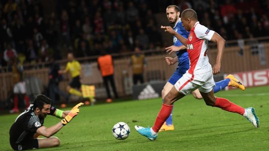 Kylian Mbappe (kanan/Monaco) vs Gianluigi Buffon (Juventus) di 2017. Copyright: © Twitter Squawka