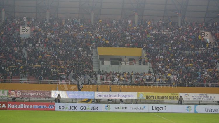 Situasi penonton Sriwijaya FC kontra Bhayangkara FC. Copyright: © Muhammad Effendi/INDOSPORT