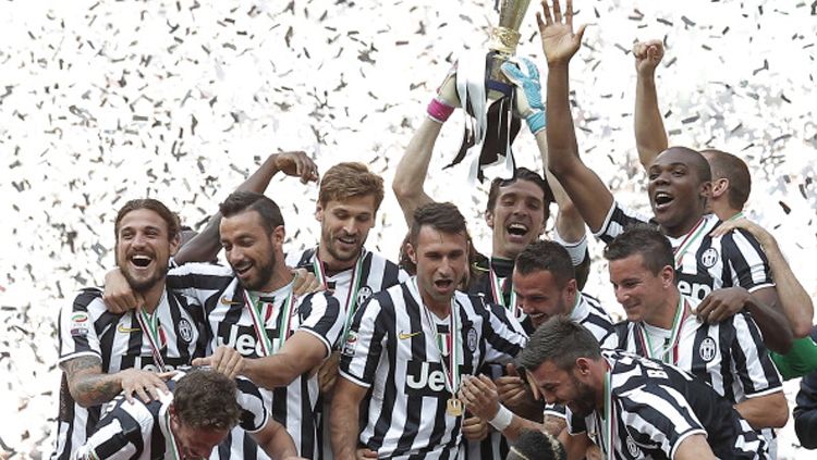 Juventus merayakan trofi scudetto yang mereka dapat musim 2013/14. Copyright: © MARCO BERTORELLO/AFP/Getty Images