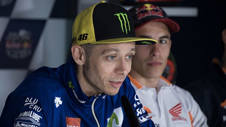 Pembalap Yamaha, Valentino Rossi dalam konferensi pers. Copyright: © Mirco Lazzari gp/Getty Images