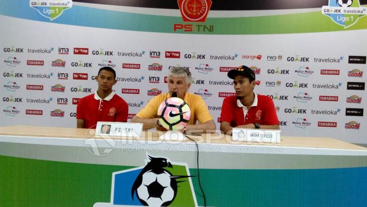 Konferensi pers PS TNI usai pertandingan. Copyright: &copy; Zainal Hasan/INDOSPORT