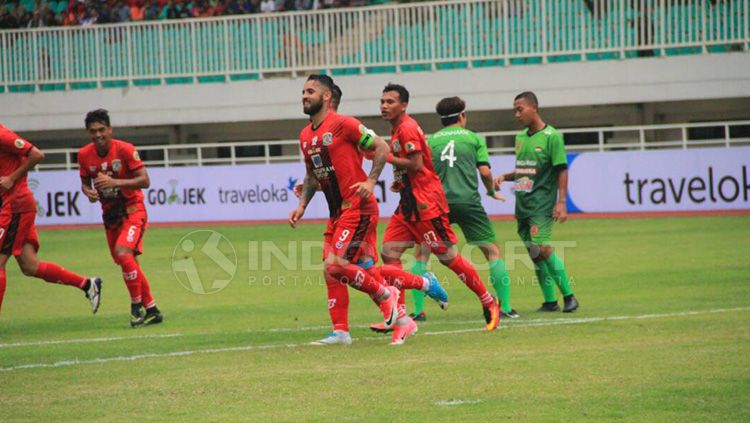 PS TNI vs Persiba Balikpapan. Copyright: &copy; Teddy Rumengan/INDOSPORT