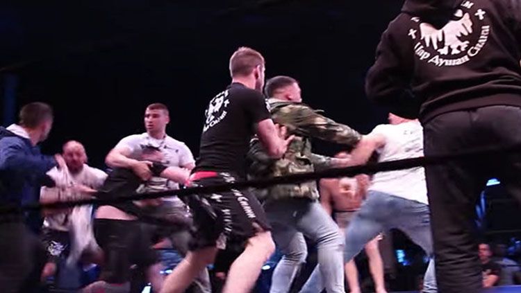 Kekacauan yang terjadi dalam ajang pertarungan MMA di Serbia. Copyright: &copy; Daily Star