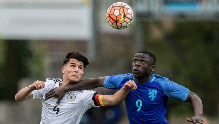 Klub Liga Inggris, Manchester United, disebut-sebut akan membajak penyerang muda Belanda, Brian Brobbey (kanan), yang berencana hengkang ke Ajax Amsterdam. Copyright: © Maja Hitij/Bongarts/Getty Images