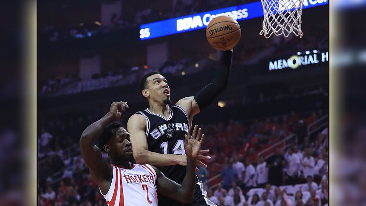 Pemain San Antonio Spurs, Danny Green berusaha melakukan aksi slam dunk. Copyright: © Ronald Martinez/Getty Images