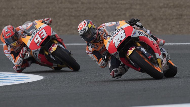Marc Marquez berusaha mengejar rekan setimnya, Dani Pedrosa. Copyright: &copy; Mirco Lazzari gp/Getty Images