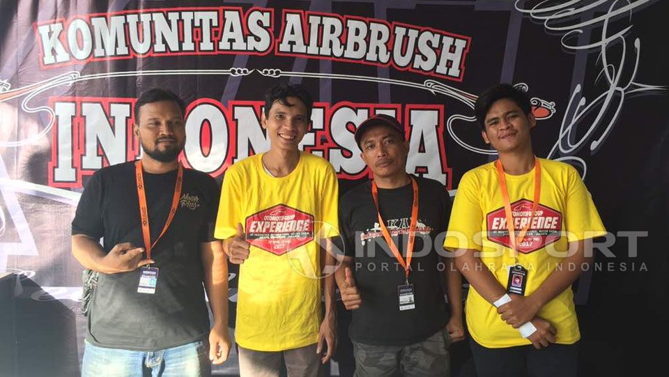 Komunitas Airbrush Indonesia di pameran IIMS. Copyright: © Muhammad Adi Yaksa/Indosport