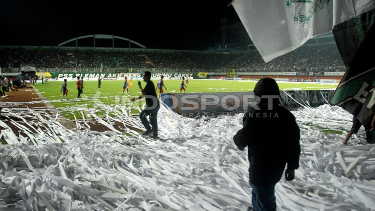 Ulah fans PSS Sleman melempar gulungan kertas membuat laga sempat ditunda. Copyright: © PRIMA/INDOSPORT