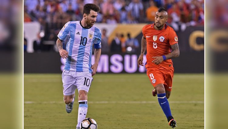 Lionel Messi vs Arturo Vidal. Copyright: © NICHOLAS KAMM/AFP/Getty Images