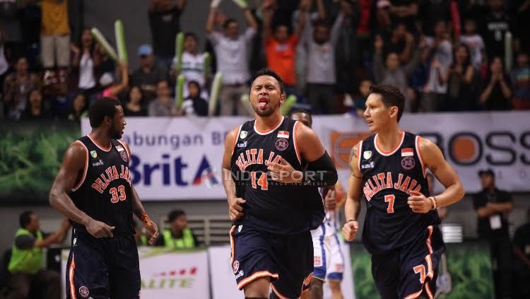 Adhi Pratama (14) saat Pelita Jaya berhadapan dengan Satria Muda di final IBL 2017. Copyright: © Herry Ibrahim/INDOSPORT