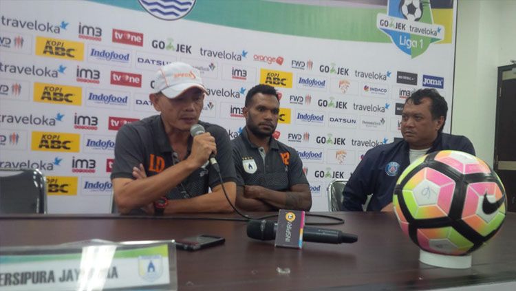 Pelatih Persipura Jayapura, Liestiadi dalam keterangan persnya pasca pertandinga melawan Persib Bandung. Copyright: &copy; Muhammad Ginanjar/INDOSPORT