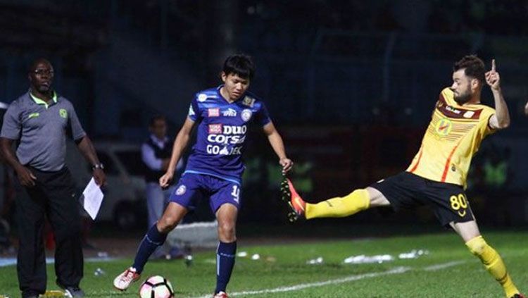 Douglas Packer (kanan) saat menghadang pergerakan pemain Arema, Adam Alis Setyano. Copyright: &copy; banjarmasin.tribunnews.com