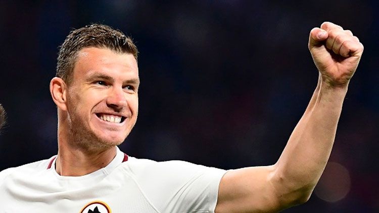 Raksasa Serie A Liga Italia, AC Milan, diminta untuk merekrut striker AS Roma yang bernama Edin Dzeko untuk mengisi posisi Zlatan Ibrahimovic. Copyright: © AFP/Getty Images