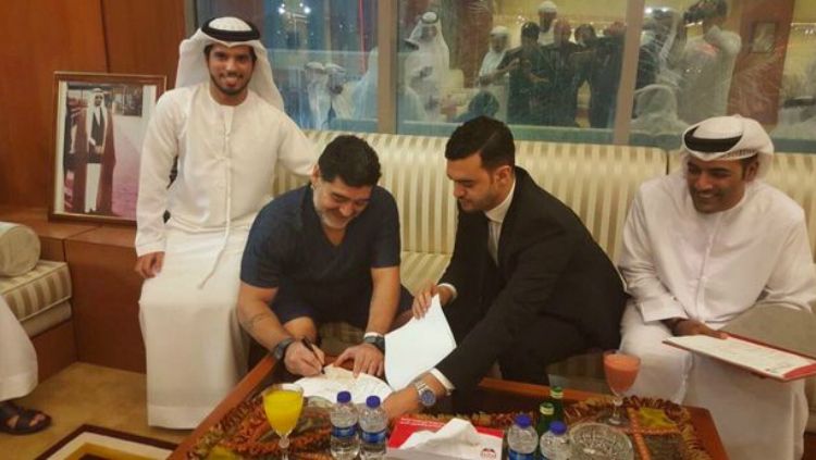 Diego Maradona menandatangani kesepatakan untuk menjadi pelatih Al Fujairah. Copyright: © Twitter