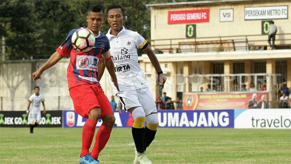 Reza Mustofa (Persigo Semeru FC) saat ditempel ketat Hermawan (Persekam Metro FC). Copyright: © Ian Setiawan/Indosport