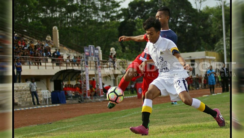 Eks striker Arema, Reza Mustofa Ardiansyah, mengaku tidak akan pernah lupa dengan pelatih klub Liga 1 2020 Persebaya Surabaya, Aji Santoso. Copyright: © Ian Setiawan/Indosport