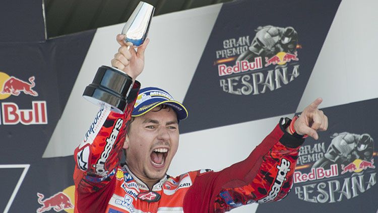 Jorge Lorenzo melakukan selebrasi di atas podium GP Spanyol. Copyright: © Mirco Lazzari gp/Getty Images
