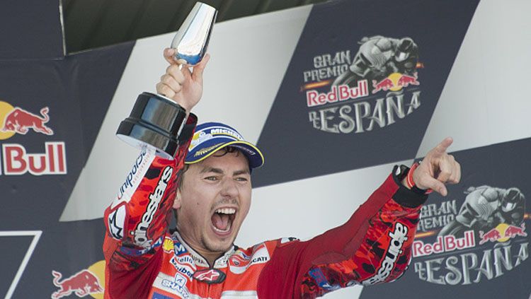 Jorge Lorenzo melakukan selebrasi di atas podium. Copyright: © Mirco Lazzari gp/Getty Images