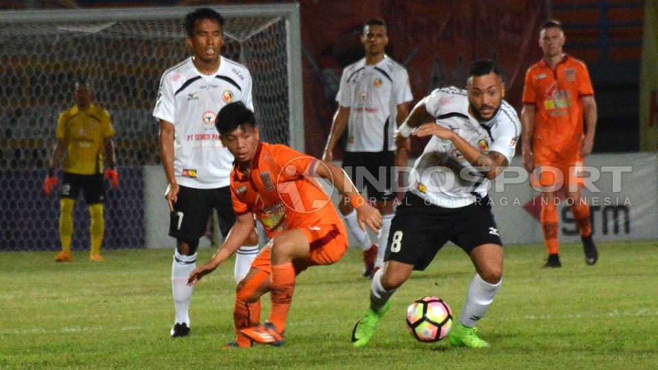 Penyerang Semen Padang, Marcel Silva Sacramento (putih) Copyright: &copy; Taufik Hidayat/Indosport
