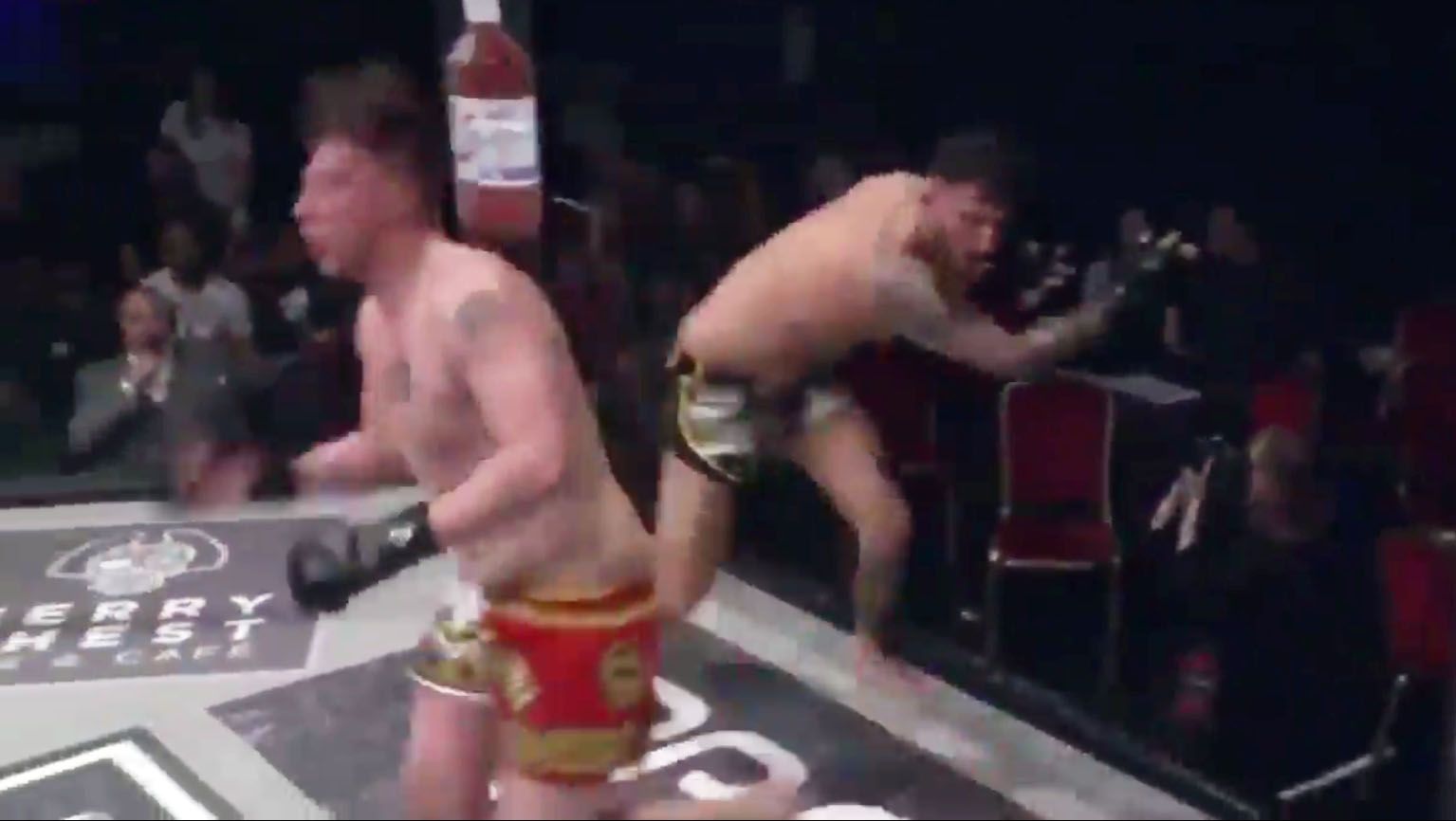 Pertarungan MMA di Inggris melarikan diri dari lawannya. Copyright: &copy; Twitter @Jolassanda